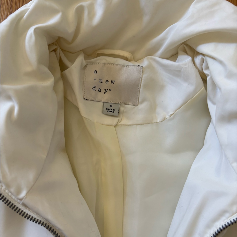White Winter jacket-light puffer jacket-size small - Picture 2 of 4